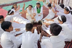 बरेली: स्कूल के बच्चों ने योग के जरिए दिया निरोग रहने का संदेश