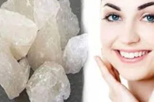 त्वचा के लिए फायदेमंद है फिटकरी, जानें कैसे करें इसका उपयोग