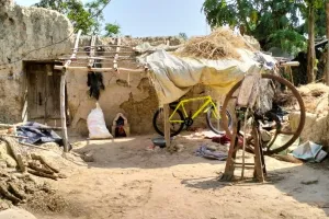 अयोध्या: आवास के लिए तरस रहीं विधवा सास-बहू, तमाम पत्राचार के बाद भी नहीं हुई सुनवाई