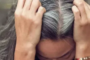 सफेद बालों को जड़ से उखाड़ना पड़ सकता है आपको भारी, जानें White Hair होने के कारण और बचाव