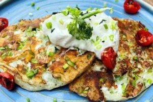 घर पर झटपट बनाएं कॉटेज चीज और चिव्स पैनकेक, जानें रेसिपी