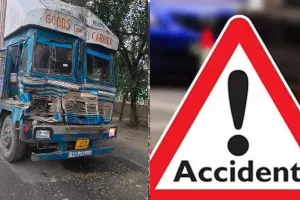 बाराबंकी: ट्रक ने कंटेनर को मारी टक्कर, चालक की हुई दर्दनाक मौत