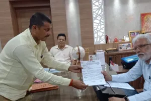 अयोध्या: कुलपति को सौंपा कर्मचारी परिषद के सदस्यों ने लंबित मांग पत्र