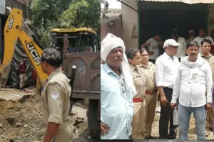 बहराइच: सड़क पर कब्जा हटवाने के लिए पीडब्ल्यूडी का चला बुलडोजर