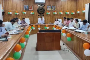 बहराइच: विकास कार्यों की बैठक में हुई समीक्षा, डीएम बोले बाढ़ प्रभावित क्षेत्रों में समय से पूर्व कराएं सड़क निर्माण