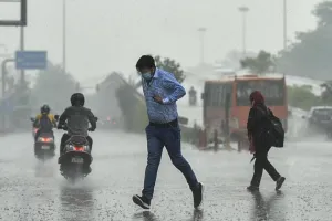 लखनऊ: रिमझिम बारिश से मौसम हुआ सुहाना, लोगों को गर्मी से मिली राहत