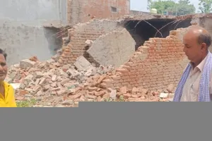 बहराइच: सरकारी कॉलोनी को तोड़ सरिया और शटर उठा ले गये दबंग