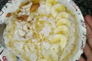 ब्रेकफास्ट को बनाना है टेस्टी और हेल्दी, तो घर पर ट्राई करें Banana Oats की रेसिपी