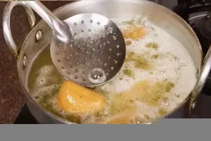 Kitchen Tips: खाना बनाते समय बचे हुए तेल का फिर से ऐसे करें इस्तेमाल, नहीं होगा कोई नुकसान