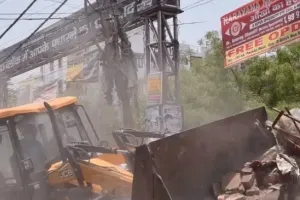 Prayagraj Violence: प्रयागराज हिंसा के मास्टर माइंड जावेद पंप के घर पर चला बुलडोजर, भारी संख्या में पुलिस फोर्स मौजूद