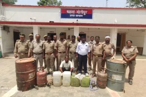 बहराइच: नौसादर और यूरिया मिलाकर बना रहे थे जहरीली शराब, आबकारी विभाग ने मारा छापा, गिरफ्तार