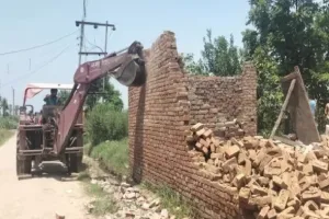 मेरठ : सरकारी तालाब की जमीन पर बने अवैध मकान जमींदोज