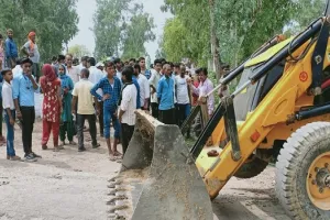 बिजनौर : पेड़ के नीचे दबकर सहकारी समिति कर्मी की मौत, परिवार में कोहराम