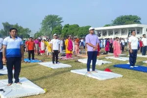 International Yoga Day : रामपुर में योग दिवस की धूम, डीएम समेत आम लोगों ने किया योग
