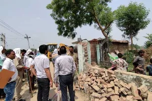 बहराइच : ग्राम प्रधान और पूर्व ग्राम प्रधान के मकान पर चला बुलडोजर, सिंचाई विभाग की जमीन पर कर रखा था कब्जा