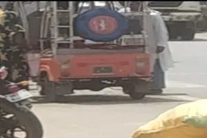 श्रावस्ती : सड़क किनारे खड़े हो रहे बेतरतीब वाहन, आम लोगों के लिए बने समस्या का सबब