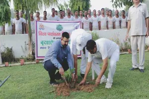 बहराइच : धरती को हरा भरा बनाने में जुटे लोग, अधिकारियों, सामाजिक संस्था और ग्रामीणों ने लगाये पौधे