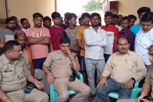 बरेली: अलीगंज में सांप्रदायिक तनाव बरकरार! युवती की बरामदगी तक बाजार बंद रखने का ऐलान, धरने पर बैठे व्यापारी