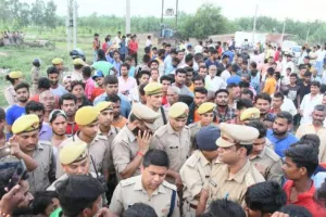 बरेली: जमकर बवाल के बाद कांवड़ियों का जत्था रवाना, दूसरे समुदाय पर लगा था शौच का पानी फेंकने का आरोप, मौके पर पुलिस बल मौजूद