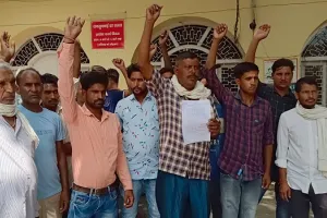 मुरादाबाद : ‘नाव में बैठते समय छेड़खानी करते हैं शोहदे’, ग्रामीणों ने डीएम कार्यालय पर किया प्रदर्शन