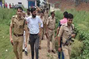 रामपुर : राजस्व टीम को देखकर तीसरी मंजिल से कूदा 72 लाख का बकाएदार, बवाल