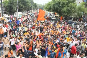 बरेली: मौर्य मंदिर से हजारों की तादाद में कांवड़ियों का जत्था कछला घाट के लिए रवाना, हुई पुष्प वर्षा, डीजे की धुन पर झूमे भोले के भक्त