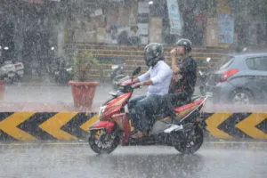 उत्तराखंड में आज और कल तेज बारिश की संभावना, पिथौरागढ़ में 17 सड़कें बंद