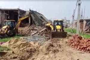 अतिक्रमण हटाओ अभियान के दौरान बिहार में लोगों ने पुलिस पर किया पथराव, एसपी घायल