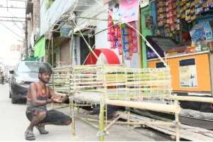 बरेली: भोलेनाथ की कृपा से खुद ही सीखा कांवड़ बनाना, सावन आते ही खिल उठता है सूरज का चेहरा