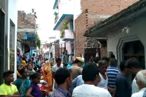 बरेली: एक ही समुदाय के दो पक्ष आपस में भिड़े, जमकर चले लाठी-डंडे, देखें Video