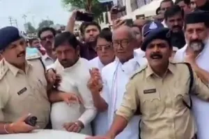 Video: पूर्व CM दिग्विजय सिंह की पुलिस से हाथापाई, पकड़ा कॉलर ! जिला पंचायत अध्यक्ष चुनाव में जमकर झूमाझटकी
