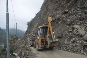 नैनीताल: जाड़ापानी की पहाड़ी कर रही बड़े खतरे की ओर इशारा, ग्रामीणों की बढ़ी चिंता