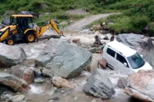 उत्तराखंड: आफत की बारिश से कई सड़कें बंद, बागेश्वर में नाले में बही कार, बाल-बाल बचे दो सवार