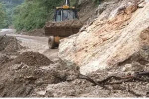 उत्तराखंड: गंगोत्री हाईवे पर जलभराव, पिथौरागढ़ में सड़कें- पुल ध्वस्त, हल्द्वानी में सड़कें जलमग्न … देखें VIDEO