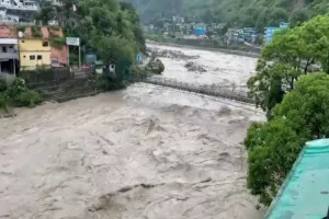 पिथौरागढ़ में भारी बारिश, चेतावनी निशान से ऊपर बह रही काली नदी