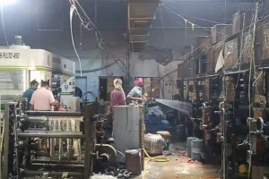 फतेहपुर : फैक्टरी में लगी आग, एक कर्मचारी झुलसा