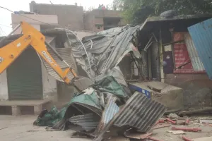 बरेली: सनी के हत्यारोपी जीशान के अवैध होटल और गोदाम पर चला बुलडोजर