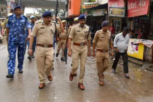 बरेली: सावन के दूसरे सोमवार को एडीजी जोन ने पुलिस अफसरों के साथ किया फ्लैग मार्च