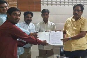 बरेली: सफाई कर्मचारी संघ ने उप निदेशक पंचायत को सौंपा ज्ञापन