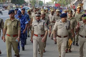 बरेली: आगामी सावन के त्योहार को लेकर एडीजी, आईजी और एसएसपी ने किया फ्लैग मार्च, ट्रैफिक व्यवस्था दुरुस्त कराने के भी दिए निर्देश