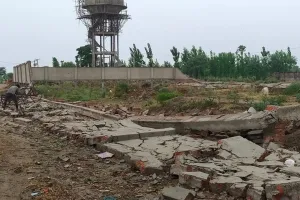 बहराइच: कमीशन के चक्कर में ब्लॉक कार्यालय से हुआ खेल, एक माह पूर्व गिरी थी बाउंड्रीवाल