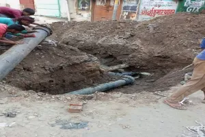 बहराइच: चौथी बार लीकेज दूर करने के लिए खोदी गई सड़क, आवागमन में हो रही दिक्कत