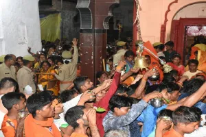 बाराबंकी: महादेवा में जलाभिषेक के लिए उमड़ा आस्था का सैलाब, बम बम भोले से गूंजा रास्ता