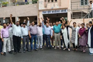 बरेली: पूर्ति विभाग के अधिकारियों ने काली पट्टी बांधकर किया प्रदर्शन, डीएसओ, एआरओ समेत सभी पूर्ति निरीक्षक भी हुए शामिल