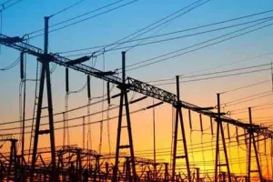 बरेली क्लब के पास खुदाई में कटी केबिल, तीन हजार घरों की बिजली गुल