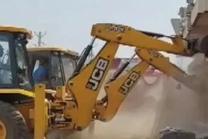 मेरठ : अवैध कालोनी पर चला बुलडोजर