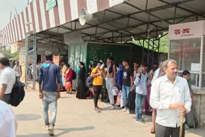 मथुरा: गोवर्धन के मुड़िया पूर्णिमा में लगीं 1000 बसें, नए बस स्टैंड से दूसरे स्थानों पर जाने के लिए घंटों करना पड़ रहा इंतजार