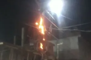 बरेली: कटरा चांद खां में मैरिज लॉन के सामने खंबे में लगी आग, मची अफरा-तफरी