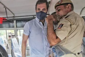 राहुल गांधी को जबरन उठा ले गई पुलिस, सोनिया गांधी के खिलाफ ED की कार्रवाई के विरोध में दिया था धरना