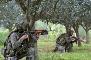 जम्मू-कश्मीर: कुलगाम में सुरक्षाबलों और आतंकियों के बीच मुठभेड़ जारी